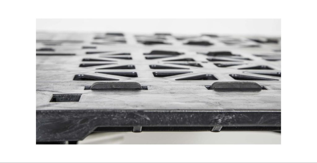 Unlike wood pallets, plastic pallets can and should be clean to maintain hygiene.