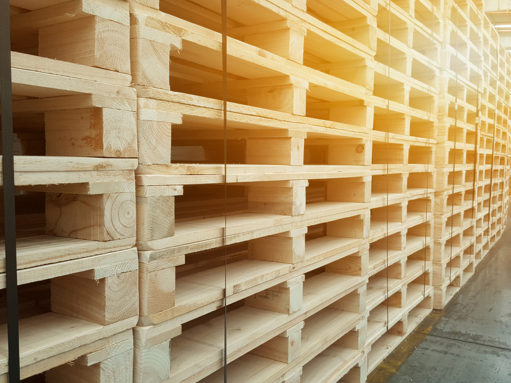 What is Better Wood or Plastic Pallets? The Pros and Cons.