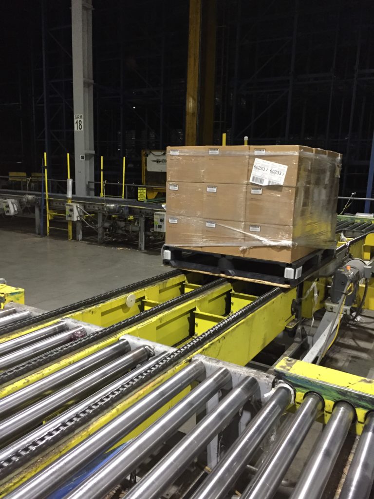 Plastic pallet used with automated conveyor system