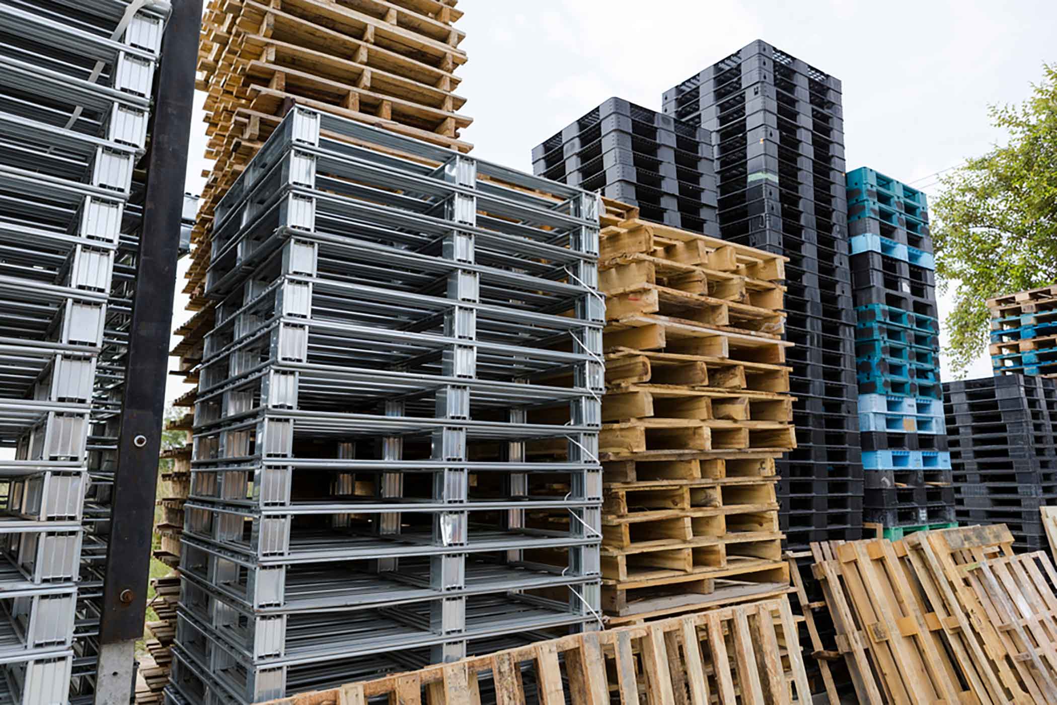 iGPS Blog article stack of pallets the-most-popular-pallet-material-types