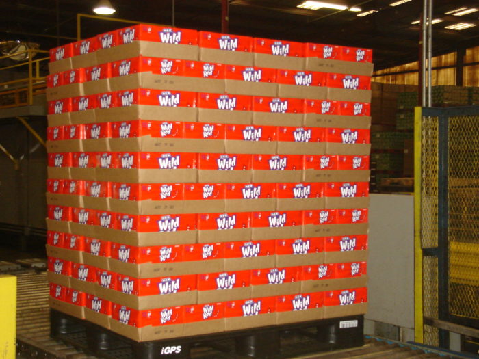 Plastic pallets protect products from overhang damage