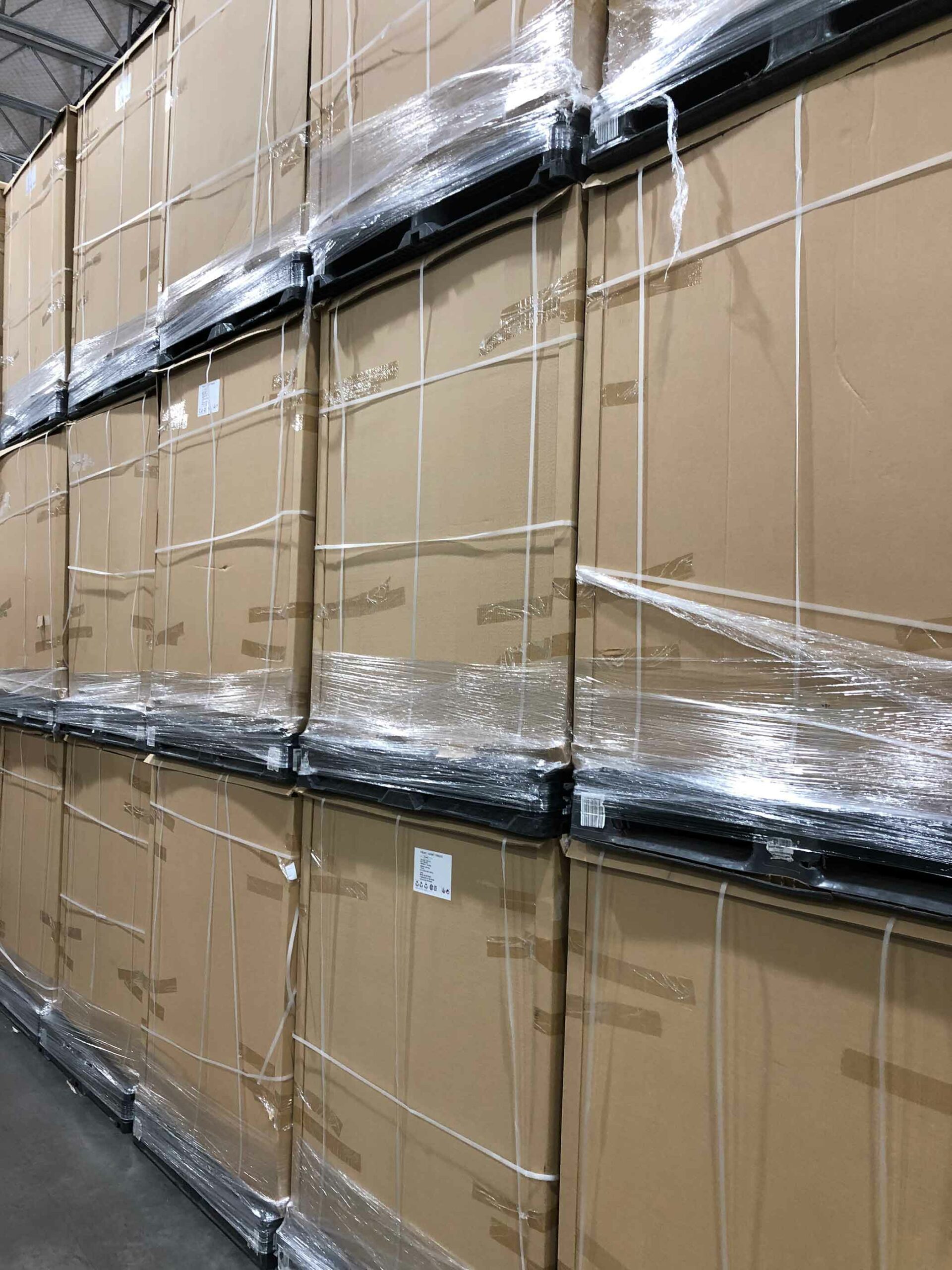 Stacked iGPS Plastic Pallets in warehouse with goods for wight capacity page