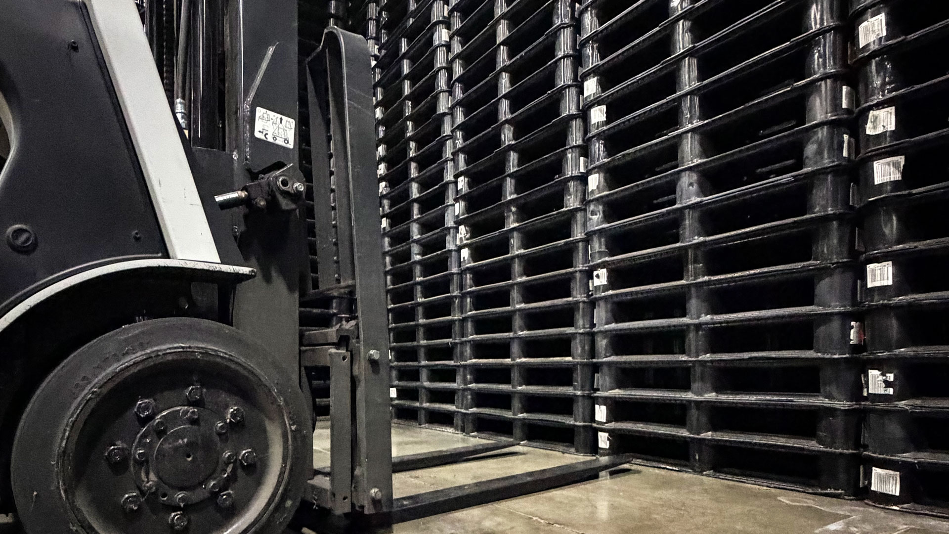 Stacks of iGPS Black Plastic Pallets for Plastic Pallet rental Landing PAge